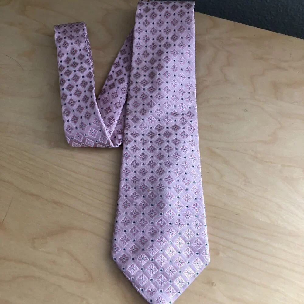 Tasso Elba Spa Hand Crafted Pink Diamond Floral 100% Silk Necktie